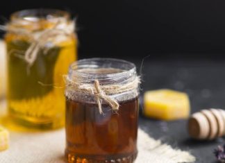 Miód jest podrabiany o wiele częściej niż myślisz. Jak rozpoznać fałszywy produkt z dodatkiem cukru? Te szczegóły zdradzą podróbkę