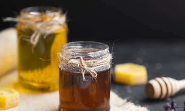 Miód jest podrabiany o wiele częściej niż myślisz. Jak rozpoznać fałszywy produkt z dodatkiem cukru? Te szczegóły zdradzą podróbkę