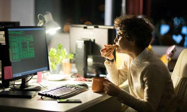 Jak zachowuje się pracoholik? To nie jest kwestia liczby godzin w pracy. Tak rozpoznasz objawy uzależnienia