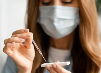 Nadchodzi jesienna fala COVID-19? Gwałtownie wzrasta sprzedaż testów oraz liczba zakażonych koronawirusem