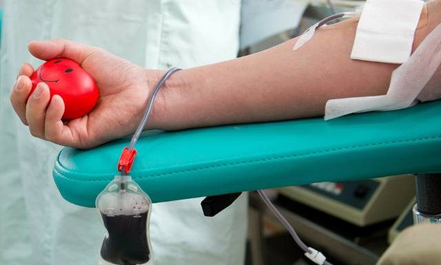 Apel o oddawanie krwi. „Krwiodawco, jesteś potrzebny. Twoja krew ratuje życie!” Zobacz, gdzie można się zgłosić