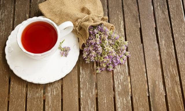 Pomoże wyleczyć przeziębienie i zapobiegnie zaparciom. Herbatka z macierzanki na suchy kaszel i trawienie. Wypróbuj przepis na napar