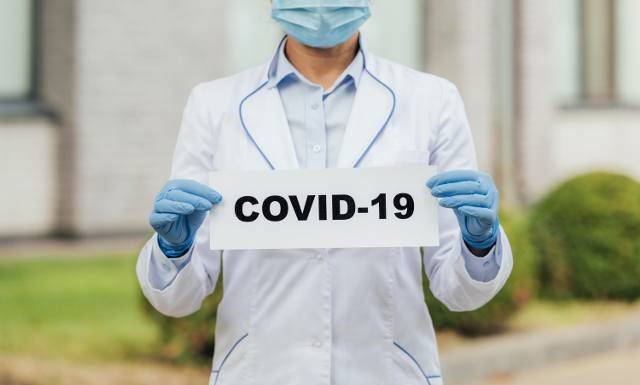 Koronawirus znów uderza. Coraz więcej zachorowań i hospitalizacji. GIS: będziemy zalecać noszenie maseczek