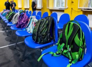 Ciężki plecak oznacza poważne problemy. Jak dbać o zdrowie uczniów? Specjaliści radzą