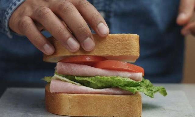 Jesz dwa plasterki szynki dziennie? Przemyśl to! Grozi ci poważna choroba. Naukowcy ostrzegają