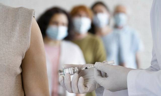 Nowe zaktualizowane szczepionki na COVID-19 zatwierdzone. Zwiększają odporność na krążące warianty koronawirusa