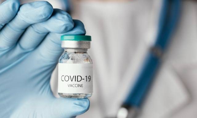 Zabraknie szczepionek na COVID-19? Starych jest niewiele, a nowych nie będzie do października