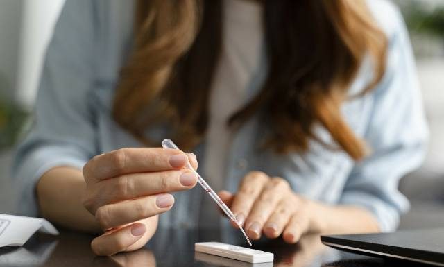 Katar, kaszel czy gorączka to objawy wielu chorób. Zrób test i sprawdź, na co chorujesz. Kiedy i jak zrobić szybki test „3w1”?