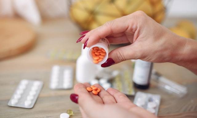 „Osoba uzależniona się degeneruje, krzywdzi siebie, bliskich”. Psychiatra o uzależnieniach wśród Polaków