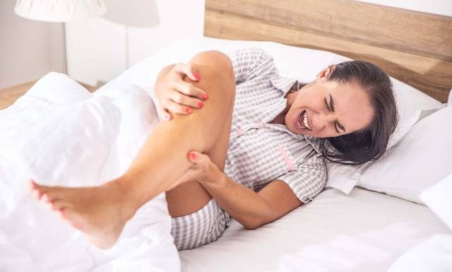 Co powoduje bolesne skurcze łydek i jak się ich pozbyć? Zobacz, kiedy mogą oznaczać chorobę i co robić przy silnym bólu nogi w nocy