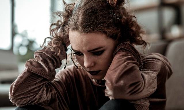 Kryzysu samobójczego często nie widać. O tym, co popycha do odebrania sobie życia i się dzieje po stracie bliskiego, mówi suicydolog