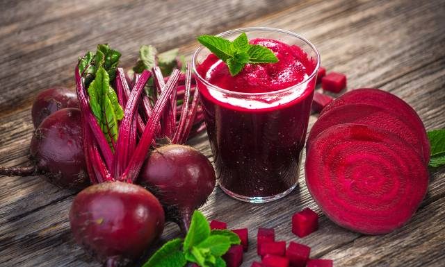 Tani zamiennik syropu z apteki zrobisz w domu. Pomoże zwalczyć kaszel i chrypkę. Wypróbuj przepis na naturalny syrop z buraka