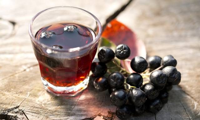 Nalewka z aronii wzmocni odporność, pomoże na niestrawność i objawy przeziębienia oraz grypy. Wypróbuj przepis babci na aroniówkę