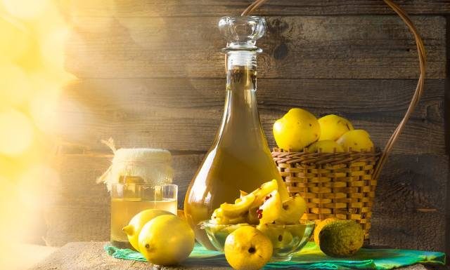 Sok z pigwy na wzmocnienie odporności oraz objawy przeziębienia i grypy. Zrób naturalny sok z pigwy na zimę