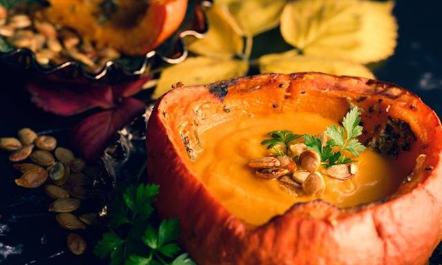 Zrób z niej zupę, ciasto, a nawet kawę. W sezonie warto wykorzystać jej właściwości. Co się stanie, gdy codziennie będziesz jeść dynię?
