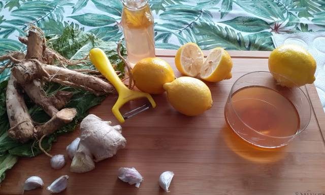 Syrop z domowej apteczki babci na wzmocnienie odporności. Złagodzi objawy przeziębienia i grypy. Wystarczą 4 składniki