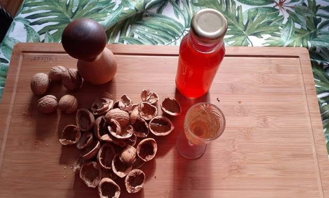 Nie wyrzucaj tylko zrób leczniczą nalewkę. Może obniżyć ciśnienie i złagodzić objawy niestrawności. Wypróbuj prosty przepis na orzechówkę