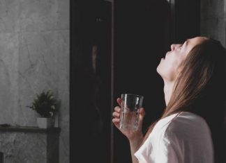 Co na ból gardła? Sięgnij do kuchennej szafki i zrób domowe płukanki z łatwo dostępnych składników. Wypróbuj te sposoby na ból gardła
