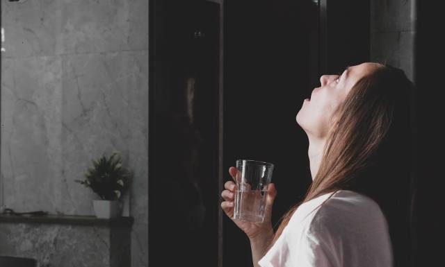 Co na ból gardła? Sięgnij do kuchennej szafki i zrób domowe płukanki z łatwo dostępnych składników. Wypróbuj te sposoby na ból gardła