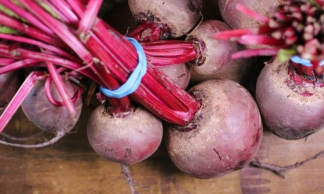 Warzywo na nadciśnienie, problemy z krążeniem i zaparcia. Niepozorny burak może znacznie więcej. Zobacz powody, by jeść go częściej