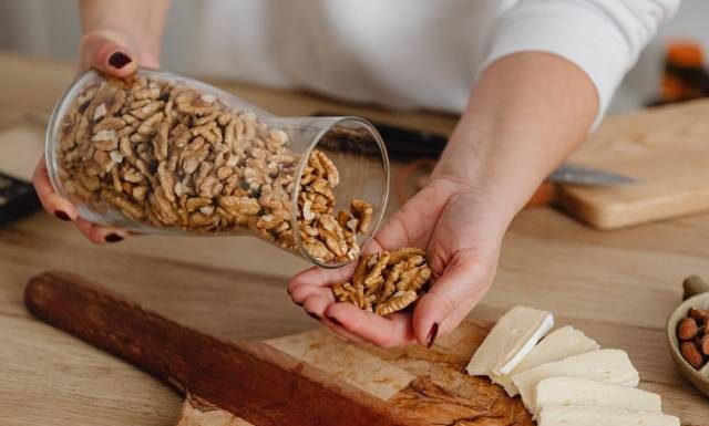 Komu szkodzą orzechy włoskie? To nie tylko alergicy i małe dzieci. Uważać muszą także osoby z niektórymi przewlekłymi chorobami