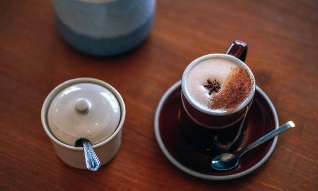 5 najgorszych dodatków do kawy. Tego do niej nie dodawaj. Czy kawa ze śmietanką jest zdrowa, a słodziki to lepszy wybór niż cukier?