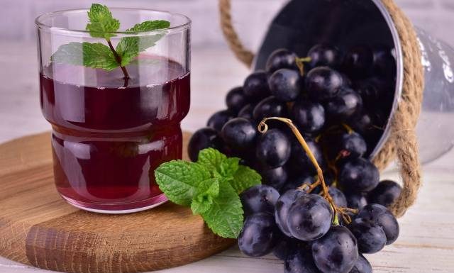 Na nadciśnienie i odporność. Ten sok pomaga w odchudzaniu i odmładza. Zobacz, jak zrobić sok z ciemnych winogron. Wypróbuj przepis