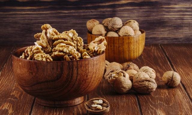 To jedne z najzdrowszych orzechów. Jedz je codziennie na zdrowe serce i dobrą pamięć. Poznaj właściwości orzechów włoskich