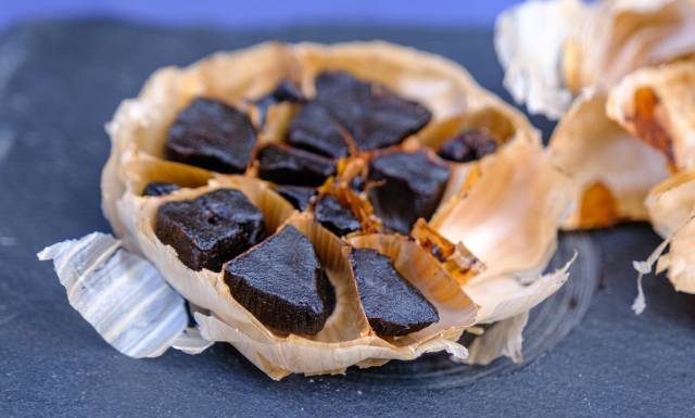 Czarny czosnek dla twojego zdrowia. Poznaj jego właściwości i spróbuj już dziś. Ile kosztuje czarny czosnek?