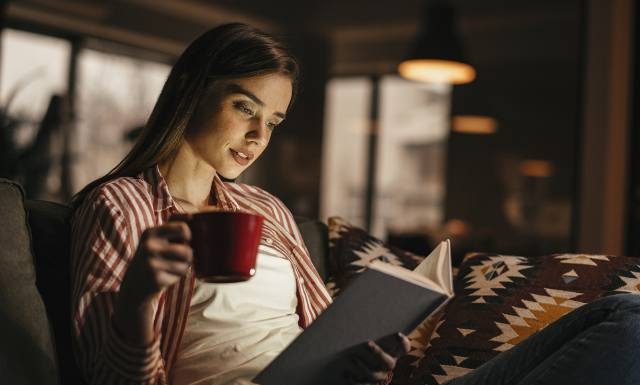 Co pić przed snem? 7 magicznych napojów na dobranoc, które ułatwią ci zasypianie i poprawią sen. Sprawdź, czego nie pić przed pójściem spać