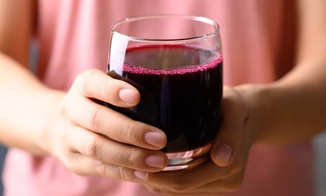 Zrób sobie tani zamiennik syropu z apteki. Pomoże zwalczyć kaszel i chrypkę. Wypróbuj przepis na domowy syrop z buraka