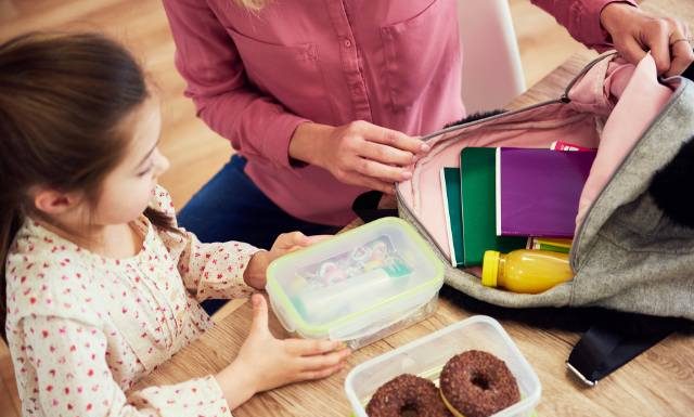 Tak przygotujesz dziecku drugie śniadanie do szkoły. Zdrowy posiłek podczas nauki jest niezbędny dla dobrych wyników. Zobacz pomysły