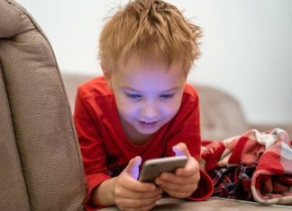 Dziecko i smartfon? Są nowe wytyczne odnośnie korzystania z urządzeń z ekranami przez najmłdodszych. W tym kraju wydano rządowe rekomendacje