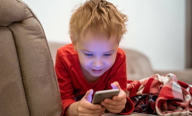 Dziecko i smartfon? Są nowe wytyczne odnośnie korzystania z urządzeń z ekranami przez najmłdodszych. W tym kraju wydano rządowe rekomendacje