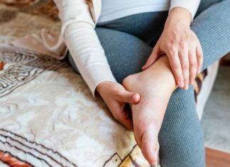 Spuchnięte nogi? To może być jedna z groźnych chorób. O możliwych przyczynach obrzęków mówi specjalista i zwraca uwagę na jeden objaw
