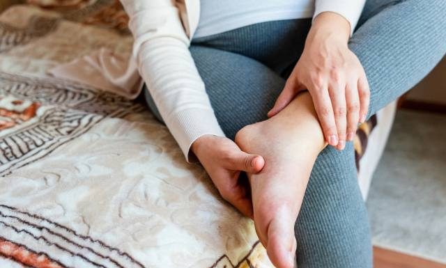 Spuchnięte nogi? To może być jedna z groźnych chorób. O możliwych przyczynach obrzęków mówi specjalista i zwraca uwagę na jeden objaw