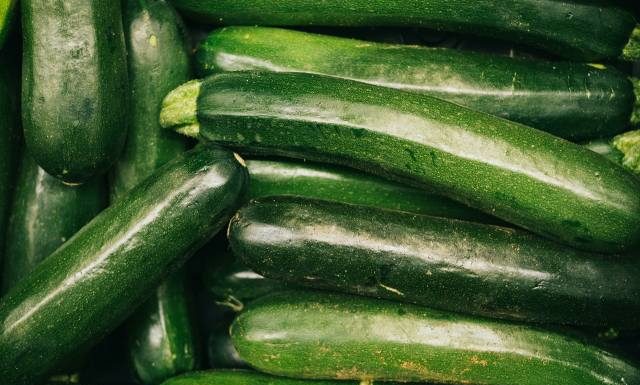 Po tym poznasz toksyczną cukinię. Jeśli ci się trafi, nie jedz. Powikłania zatrucia mogą skończyć się śmiercią. To dotyczy też ogórka i dyni