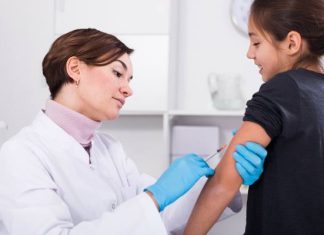 Szczepienia HPV będą odbywać się w szkołach. Zobacz, których dzieci dotyczy program. Szczepionka jest bezpłatna i dobrowolna