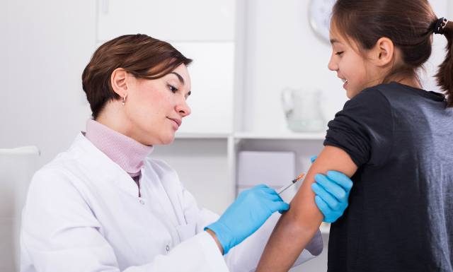 Szczepienia HPV będą odbywać się w szkołach. Zobacz, których dzieci dotyczy program. Szczepionka jest bezpłatna i dobrowolna