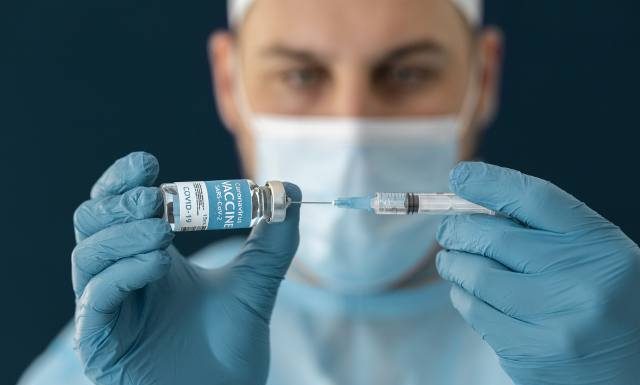 Nowe szczepionki na COVID-19 wcześniej w Polsce. Ministerstwo Zdrowia rozmawia o ich odkupieniu jeszcze przed szczytem fali zachorowań