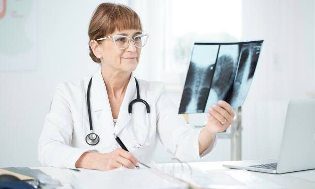 95 proc. przypadków raka więcej wśród kobiet. Polskich mężczyzn ten nowotwór atakuje teraz jednak rzadziej. Pacjenci umierają coraz młodziej