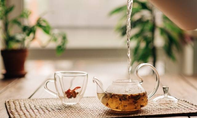 Herbatka z liści rokitnika na bezsenność, infekcje wirusowe, stres i nie tylko. Wypróbuj prosty przepis na jesienny napar