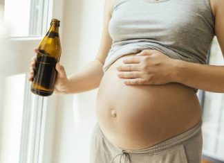 FAS to alkoholowy zespół płodowy. Jakie są skutki picia w ciąży? Objawy zespołu FAS u dzieci to m.in. zmieniony wygląd twarzy i zachowanie