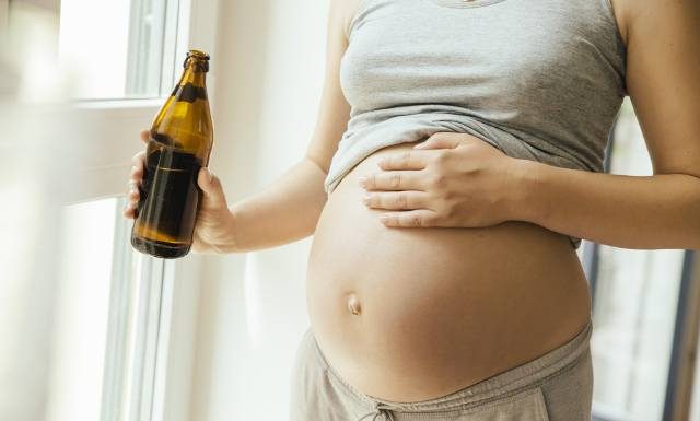 FAS to alkoholowy zespół płodowy. Jakie są skutki picia w ciąży? Objawy zespołu FAS u dzieci to m.in. zmieniony wygląd twarzy i zachowanie