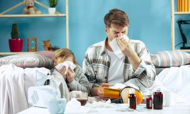 „Spodziewamy się poczwórnej fali zachorowań”. Grypa, RSV, krztusiec i odra – to będzie trudna jesień