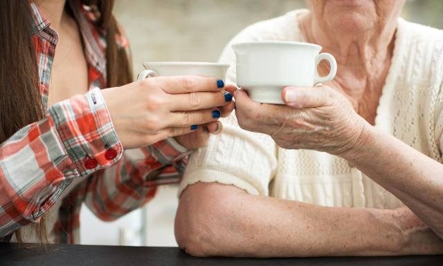 Siedem babcinych sposobów na katar. Zamocz nogi w gorącej wodzie, a potem zajrzyj do kuchennej szafki zamiast do apteczki
