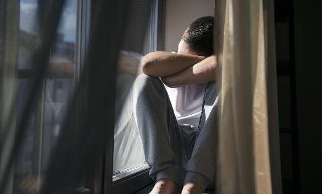 Kryzys samobójczy może nie być widoczny. Co popycha ludzi do odebrania sobie życia i co przeżywają jego bliscy? Mówi suicydolog