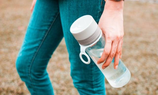 Bidon jak deska klozetowa. Porażające wyniki badania butelek na wodę wielokrotnego użytku. Zobacz, jak pić z nich bezpiecznie