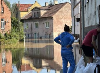 Powodzianie nie chcą opuszczać swoich domów ze strachu. Jak z nimi rozmawiać? Psycholog: komunikaty powinny być proste