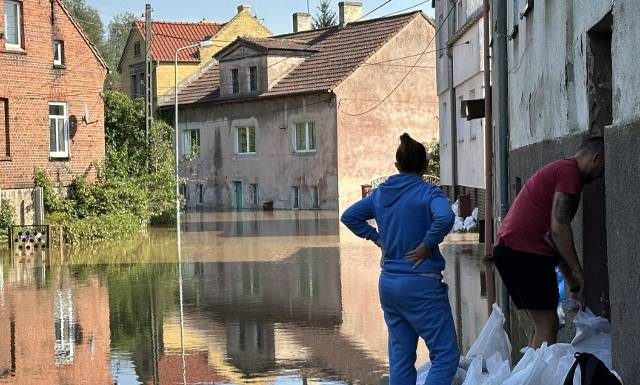 Powodzianie nie chcą opuszczać swoich domów ze strachu. Jak z nimi rozmawiać? Psycholog: komunikaty powinny być proste